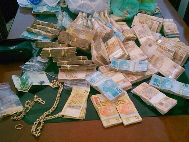 Grande quantia em dinheiro foi apreendida na casa do Major Edson. (Foto: Divulgação / Secretaria de