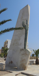 το μνημείο του Αφανούς Ναύτη στην Ερμούπολη