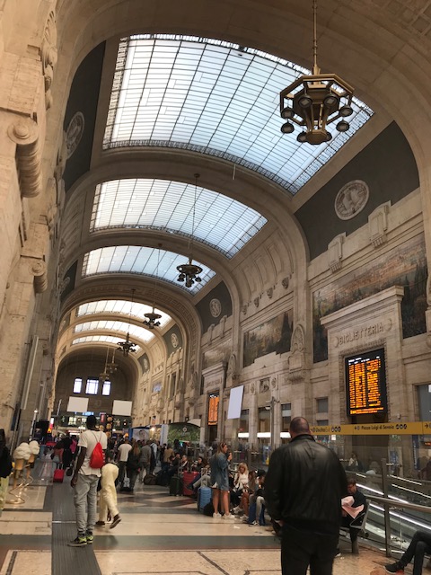 天井が高くて大理石がふんだんに使われているミラノ中央駅