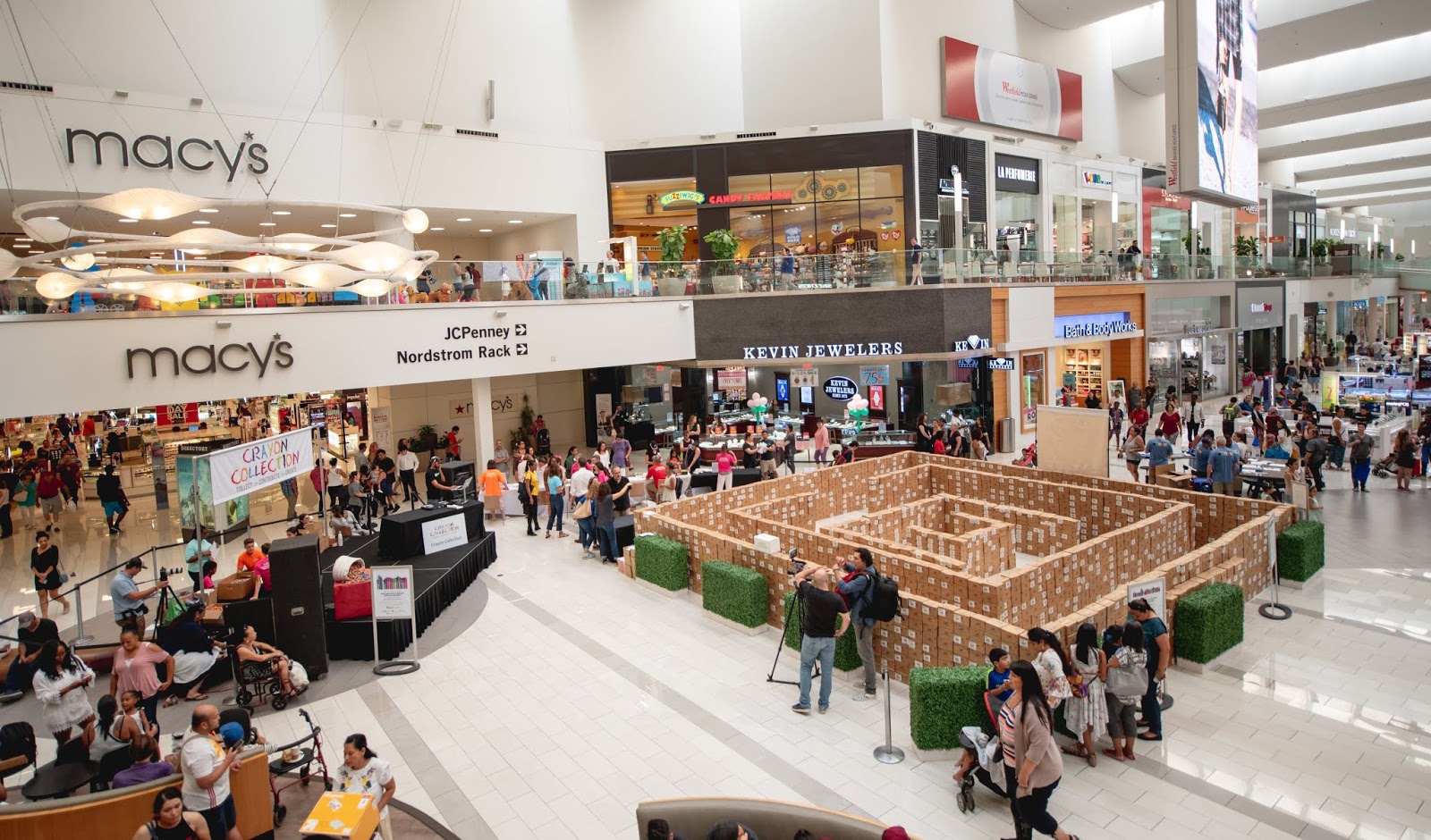 NickALive! Crayon Collection Breaks Guinness World Record by Donating