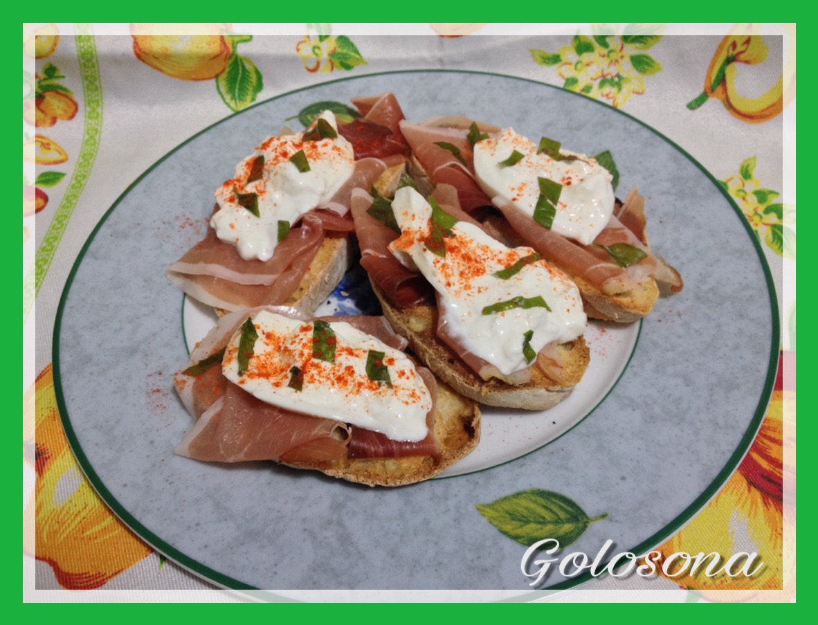 Golosona Crostini con burrata e prosciutto crudo