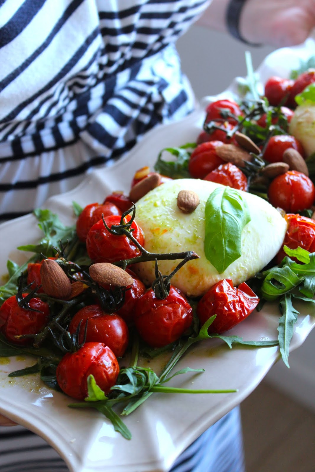 Salada de Tomate Assado, Mozarella e Azeite de Manjericão