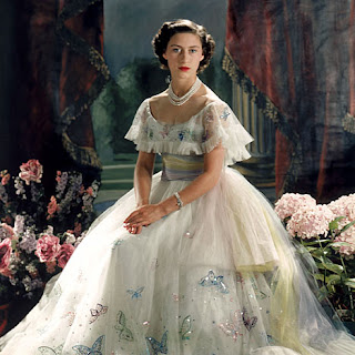 Resultado de imagem para influência da Era Elisabetana e da coroação de Elizabeth II: corpete pontudo nos vestidos e estilo princesa no cinema.