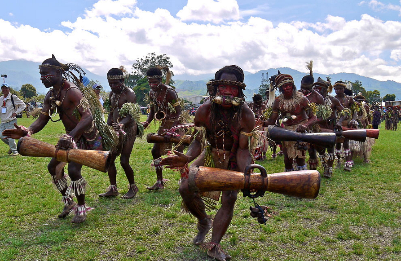 Племя гвинея. Папуасы новой Гвинеи. Папуасы из новой Гвинеи. Папуасы Океании. Папуасы новой Гвинеи фото.