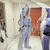 Ετσι είναι ντυμένοι οι γιατροί που έρχονται σε επαφή με τον ιό του Εμπολα -Σκηνικό από ταινίες επιστημονικής φαντασίας [εικόνες] 