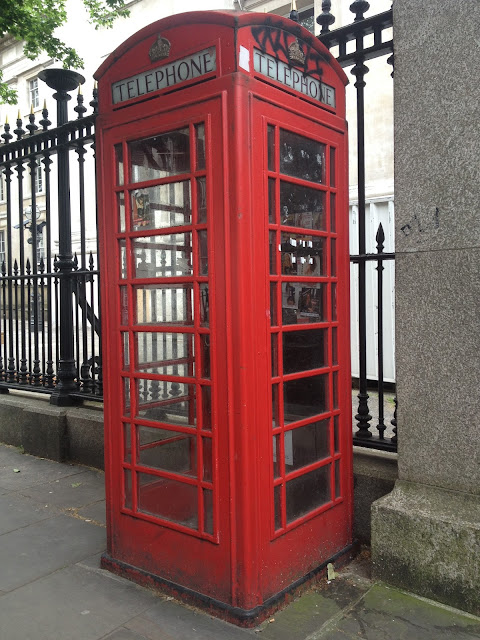 red phone box in London photo : journaljose.blogspot.com / petiteetgrandebretagnes.blogspot.com