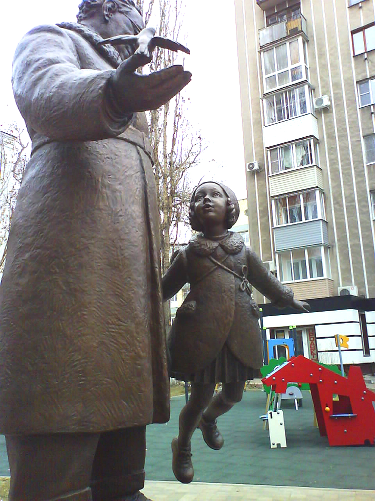 Памятник маршаку в москве