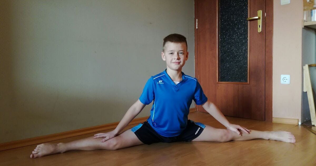 Футболист шпагат
