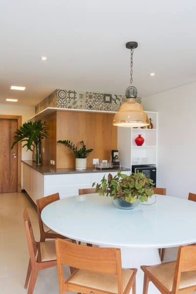 Decoração 12 ambientes com mesas redondas para inspirar você Sala Pequena Com Mesa Redonda ~ Decoração 12 ambientes com mesas redondas para inspirar você
