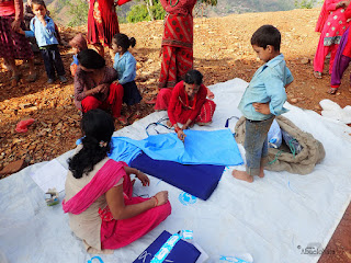 Una costurera contratada por la escuela, reparte las telas de los uniformes. 21-días-en-Nepal-ESCUELA-Fotografia