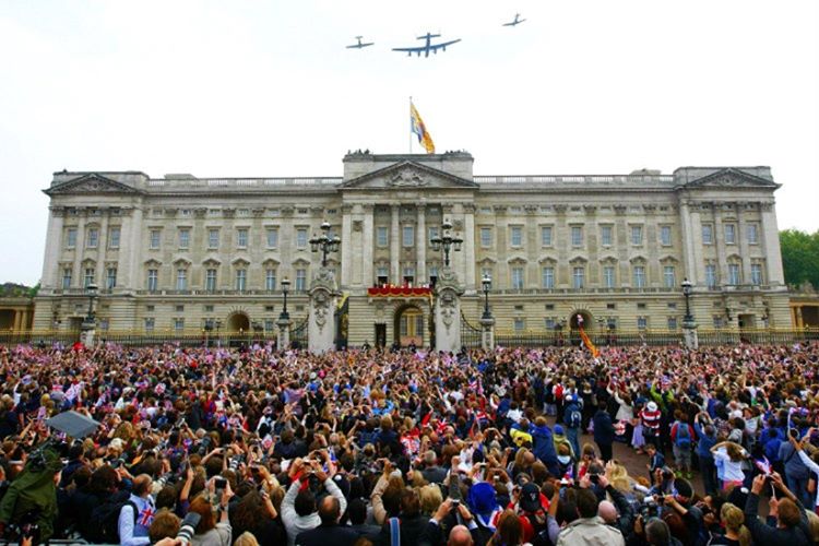 Buckingham Sarayı özellikle Temmuz ve Eylül aylarında ziyaretçi akınına uğramaktadır.