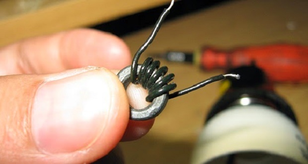 Replacing the fluorescent lamp filament is broken up with a ferrite coil