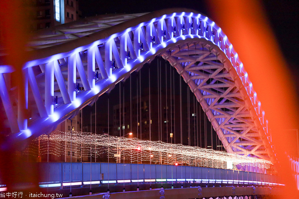 台中海天橋「光環境」彩虹緞帶星空隧道，鉅虹打造燈會最美一公里