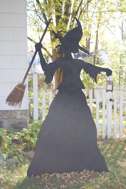diddle dumpling: Halloween witch lawn ornament from Martha!