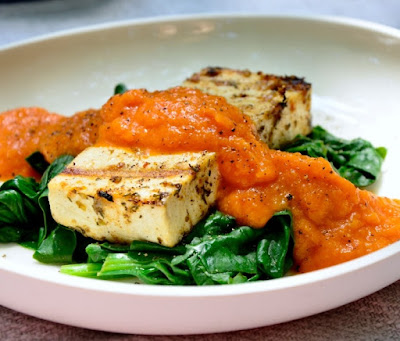 Tofu Grelhado com Molho de Pimentão e Espinafre Tofu Grelhado com Molho de Pimentão e Espinafre (vegana)