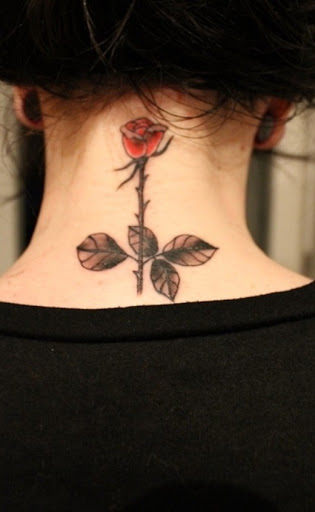 Uma linda rosa vermelha tatuagem no pescoço para meninas