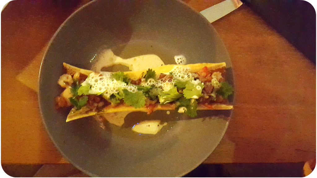 Aufgesägter Markknochen, Knochenmark, japanische Pilze, Koriander, Tom Ka. Cordobar, Berlin, Januar 2016 | Arthurs Tochter Kocht von Astrid Paul Aufgesägter Markknochen, Knochenmark, japanische Pilze, Koriander, Tom Ka. Cordobar, Berlin, Januar 2016 | Arthurs Tochter Kocht von Astrid Paul