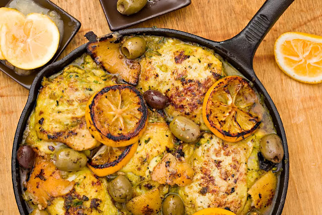 POULET SUR LA CUISINIÈRE AVEC DU CITRON ET DES OLIVES CONFITES POULET SUR LA CUISINIÈRE AVEC DU CITRON ET DES OLIVES CONFITES