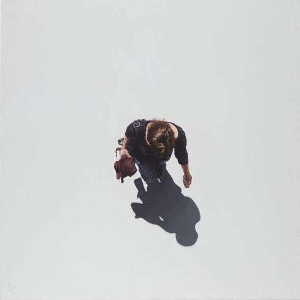 As pinturas hiper-realistas de pessoas sozinhas num grande vazio de Nigel Cox Nigel Cox pinturas a óleo hiper-realistas pessoas solitárias partindo vazio solidão