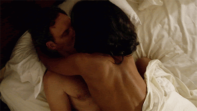 Fitz y Olivia en la cama presidencial en el primer episodio de la quinta temporada de Scandal