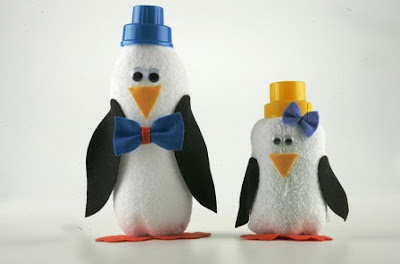 Pinguim com reciclagem de pote de amaciante e meia