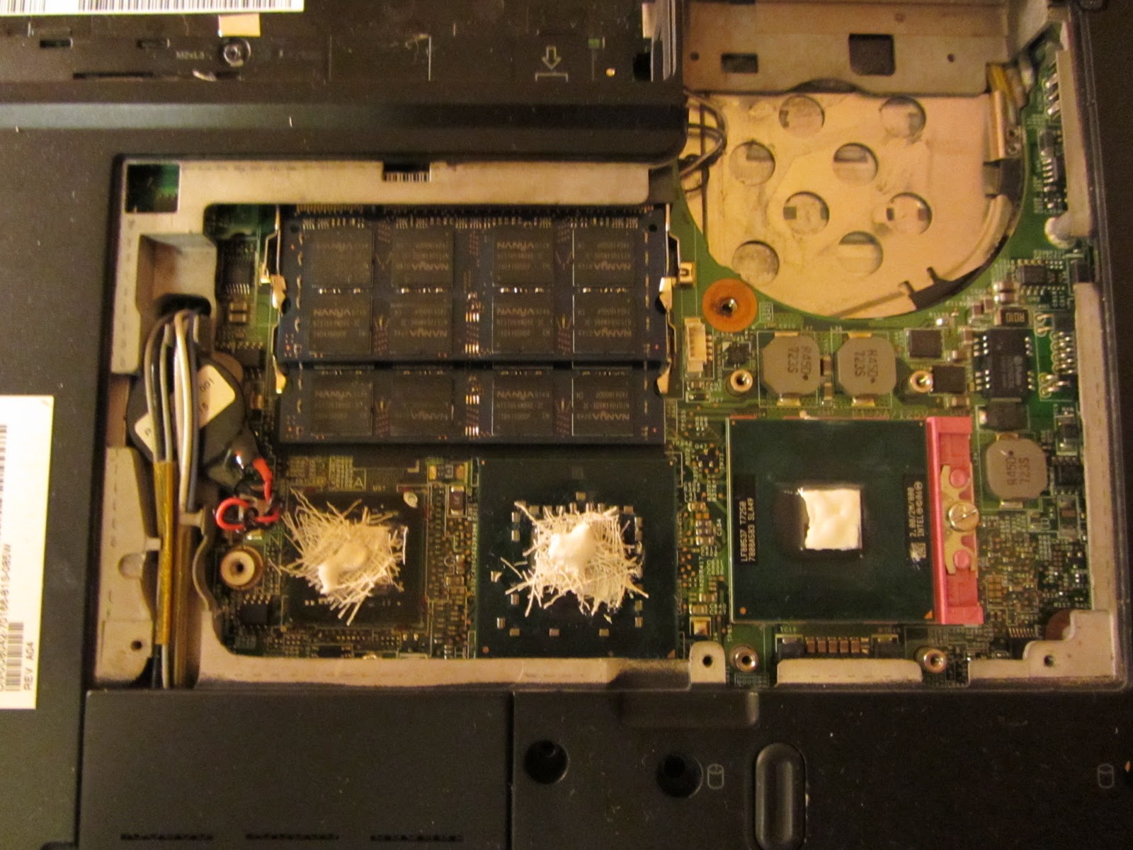 Память процессора на ноутбуке. Перегрев процессора ноутбука. Термопрокладки для ноутбука. Dell XPS m1330 коротит. Как выглядит перегретый процессор на ноутбуке.