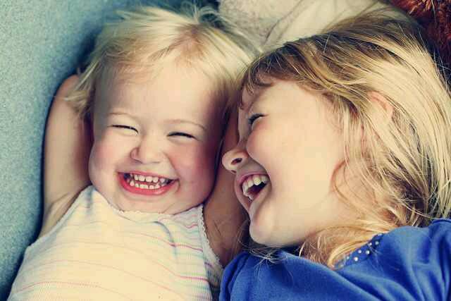 صور اطفال يضحكون