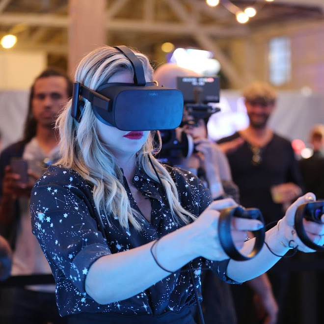 Photo:ゲームの見本市 E3で、Oculus VR の新しいヘッドセットを体験中のゲーマー、クロエ・モレッツちゃん ! !