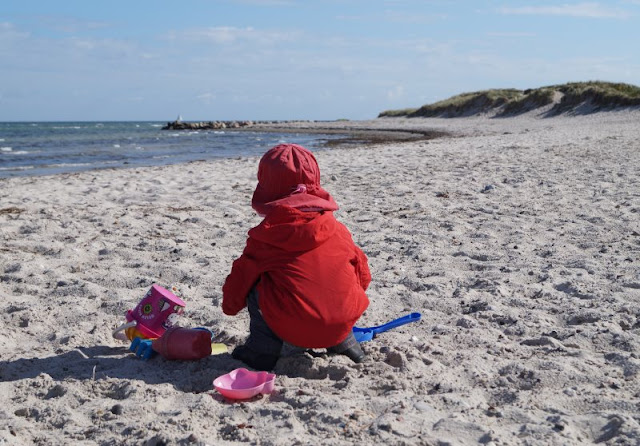 Kennt Ihr schon den Strand von Wendtorf? Auf Küstenkidsunterwegs zeige ich Euch diesen wunderschönen naturbelassenen Strand, der im Naturschutzgebiet Bottsand liegt!