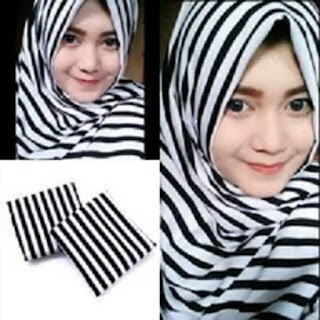 Model pashmina monochrome stripe salur terbaru Model pashmina monochrome stripe salur terbaru