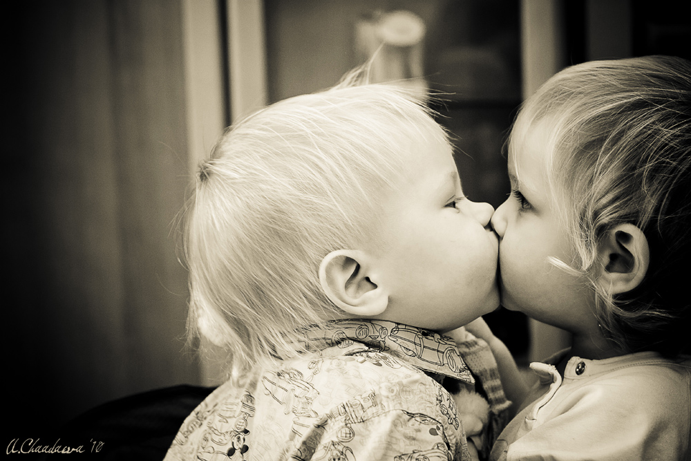 Плохие поцелую. Детский поцелуй. Детский поцелуй в губы. Ребенок целует.