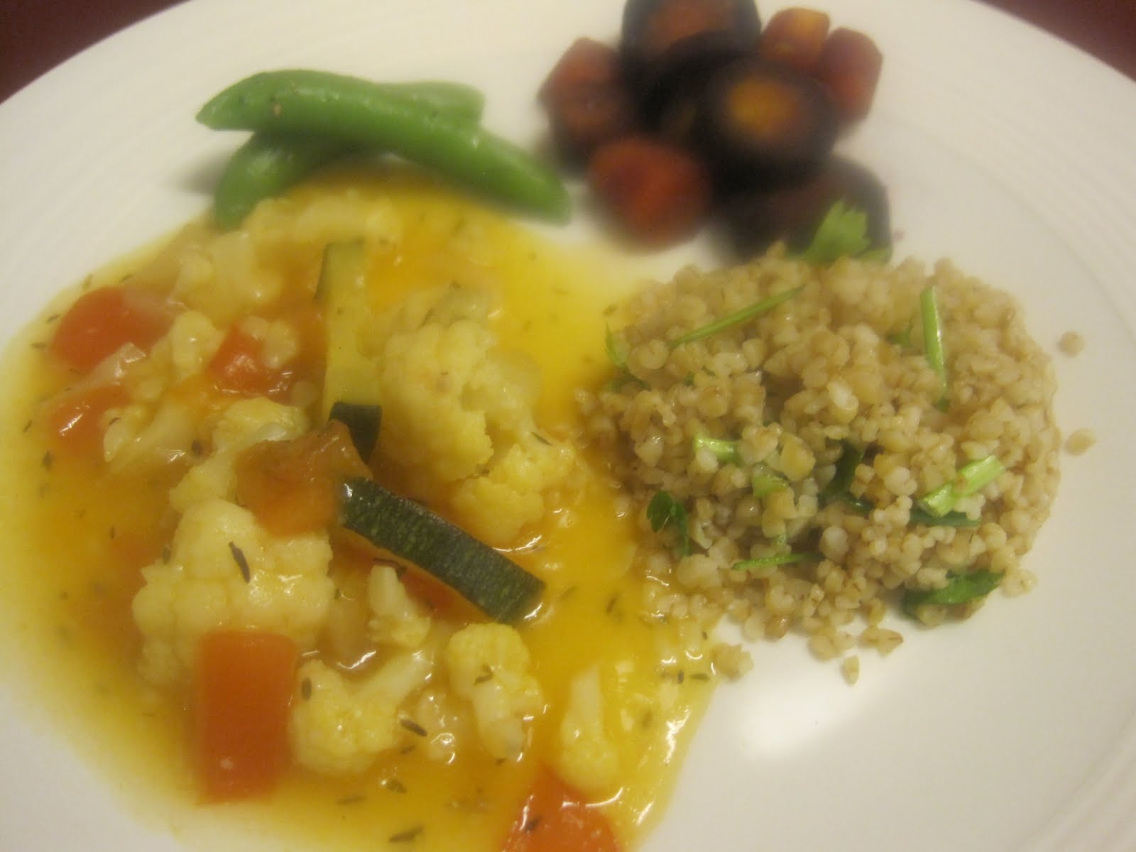 Vegetarisk mat Blomkål med tomat, lök och zuccini