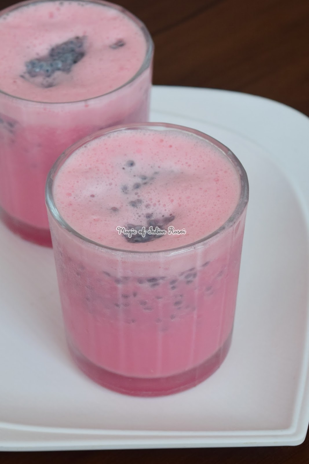 Watermelon & Strawberry Delight Drink Recipe - तरबूज और स्ट्रॉबेरी डिलाईट रेसिपी - Priya R - Magic of Indian Rasoi