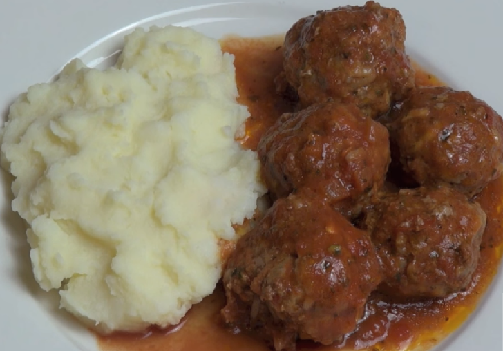 Mashed potatoes and meatball curry