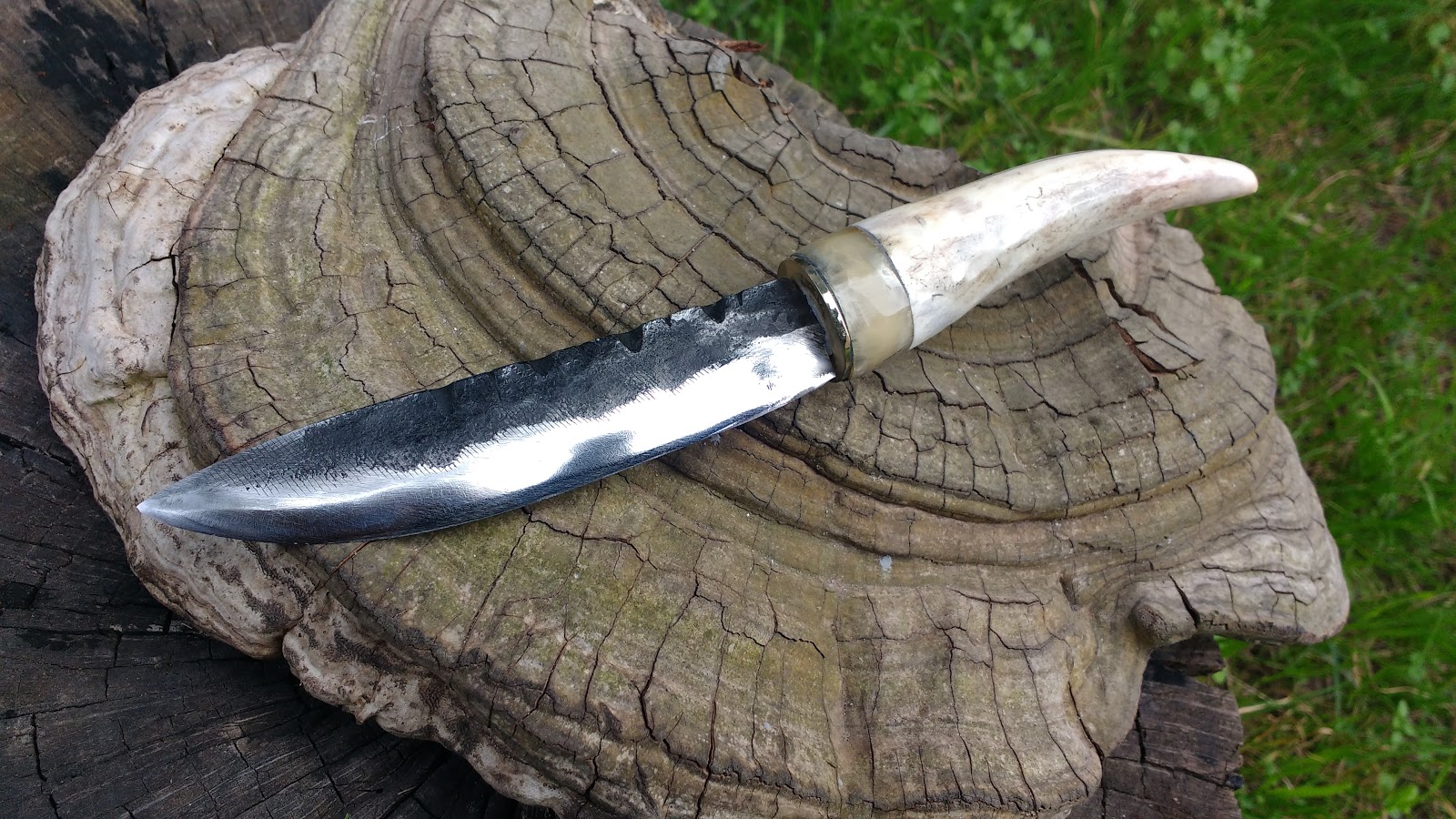 LAS ANDANZAS DE VIKINGO: Dos cuchillos Bushcraft. Uno artesanal y otro  industrial