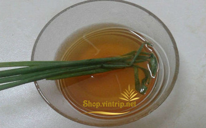 Khó tin nhưng có thật: Cho hành lá vào chén mật ong biết ngay mật ong thật hay giả Khó tin nhưng có thật: Cho hành lá vào chén mật ong biết ngay mật ong thật hay giả