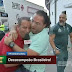Eufórico, diretor do Palmeiras se joga no colo de repórter da ESPN