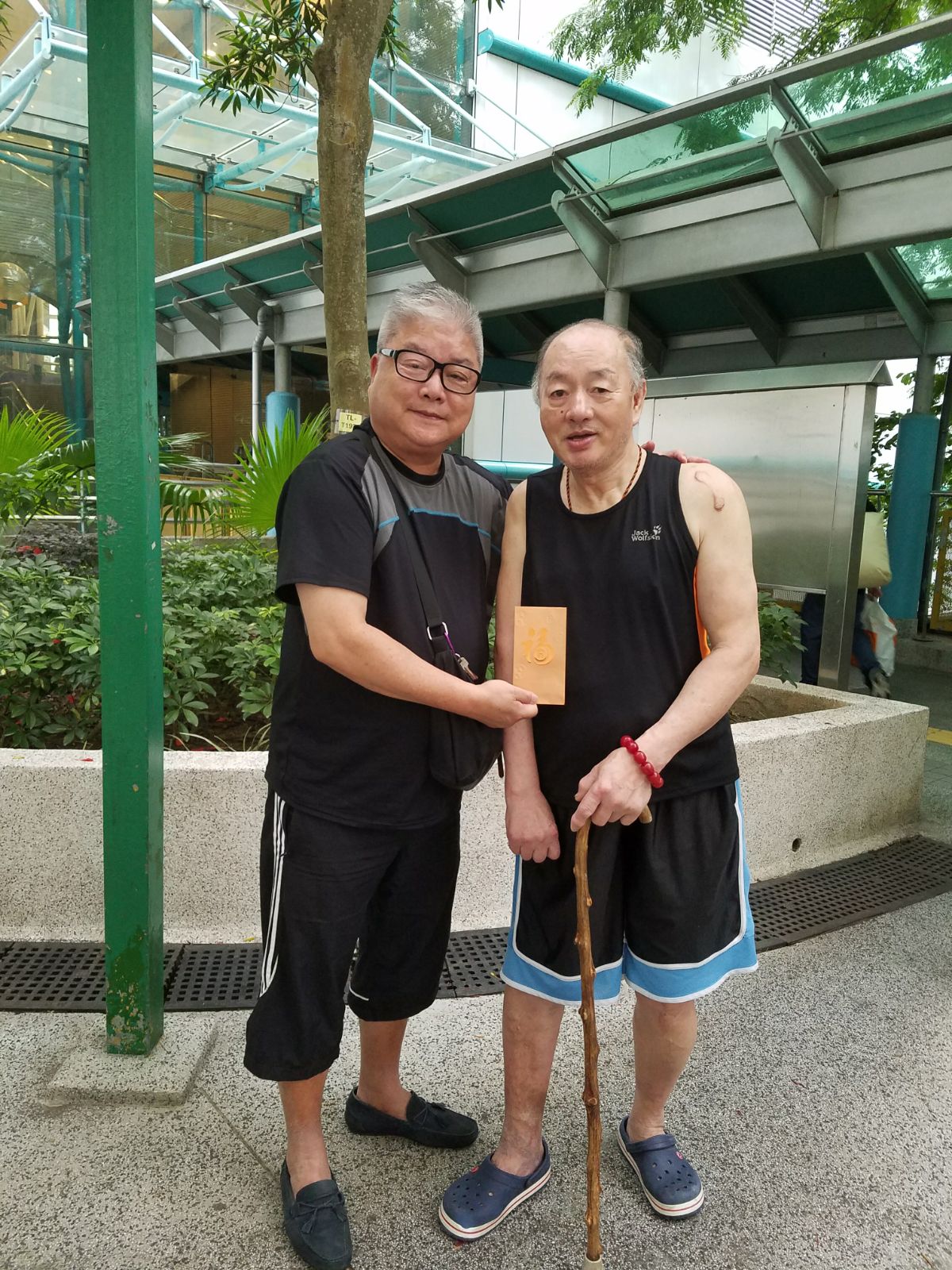 香港警察員佐級協會創建人退役同僚聯會 7 6 18 星期四 由主席謝國堅帶隊 在端午節前家訪行動不便會員慈雲山會員劉森源 天馬苑會員盧嬌 廣福邨會員鄭玉和 馬鞍山會員張錫鈞 旺角會員鄧徐惠珍 旺送上慰問利事0元 祝身體健康 端午節快樂
