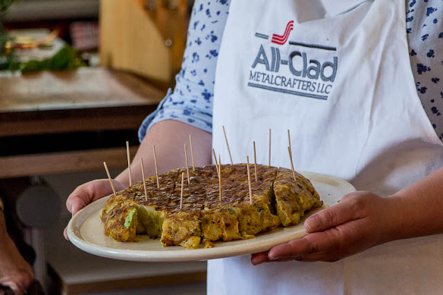 TORTILLA dazu ZUCCINOGRETTE aus einer beschichteten Pfanne TORTILLA dazu ZUCCINOGRETTE aus einer beschichteten Pfanne