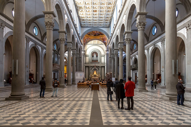 Basilica de San Lorenzo :: Canon EOS5D MkIII | ISO1600 | Canon 24-105@24mm | f/4.0 | 1/13s Basilica de San Lorenzo :: Canon EOS5D MkIII | ISO1600 | Canon 24-105@24mm | f/4.0 | 1/13s