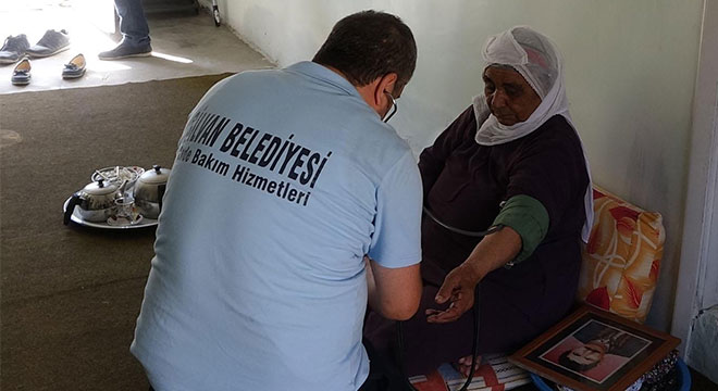 Diyarbakır Silvan'da bakıma muhtaç 82 kişiye evde bakım hizmeti sunuluyor Diyarbakır Silvan'da bakıma muhtaç 82 kişiye evde bakım hizmeti sunuluyor