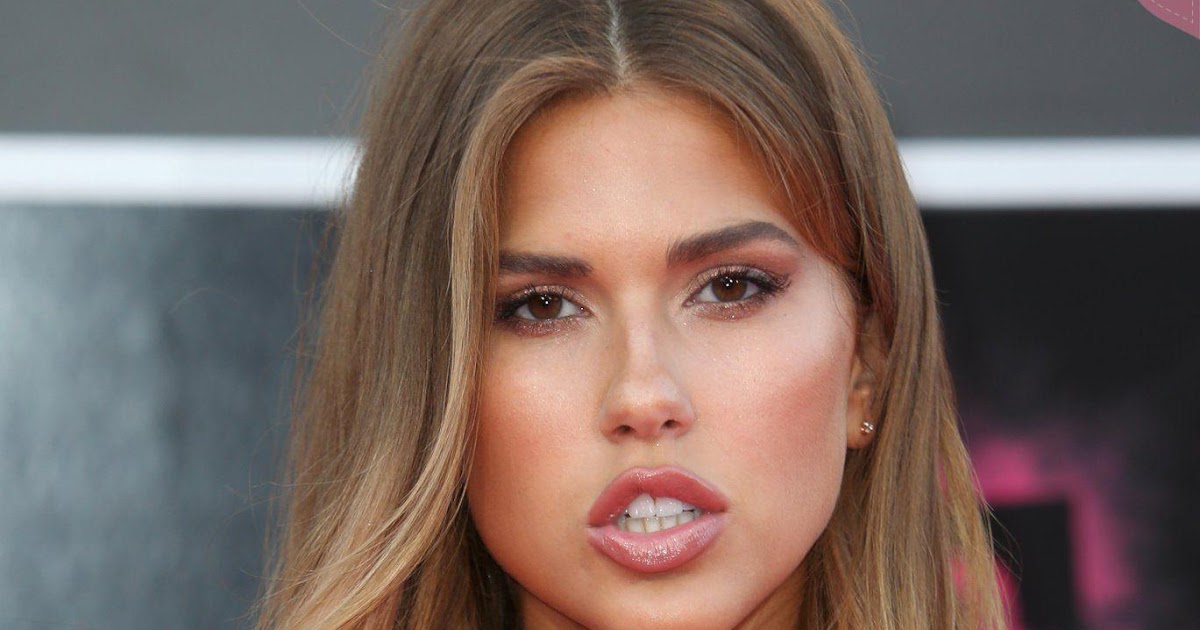 Kara Del Toro exposing her nude body in transparent dress at Premiere