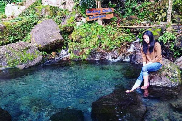 Jalan jalan di bandung ke Sendang Geulis Kahuripan Jalan jalan di bandung ke Sendang Geulis Kahuripan