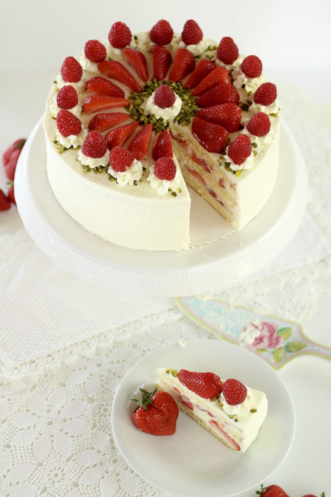 Erdbeer-Biskuit-Torte mit Sahne-Joghurt-Mousse-au-Chocolat - Rezept und ...