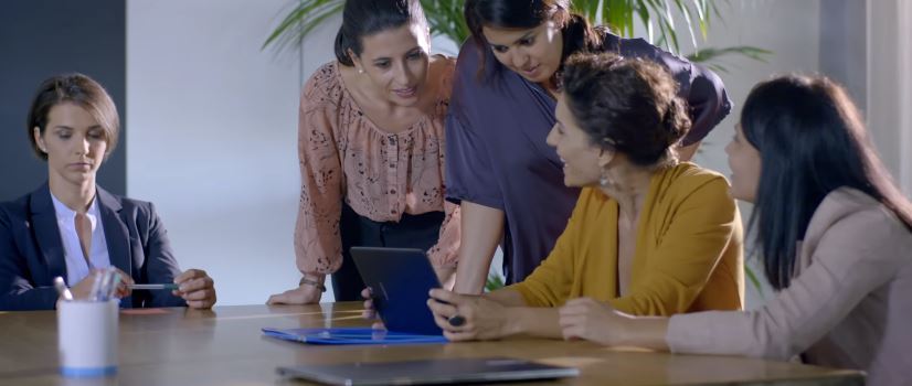 Modella Samsung pubblicità Words con tutte donne ''Telefono Rosa''