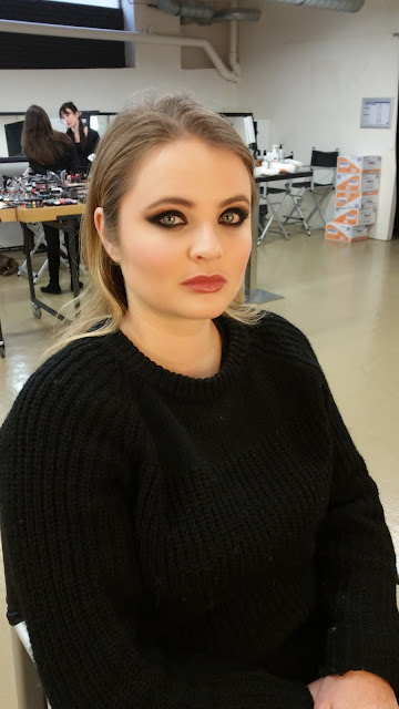 Après maquillage, exercice smoky eyes et teint Après maquillage, exercice smoky eyes et teint