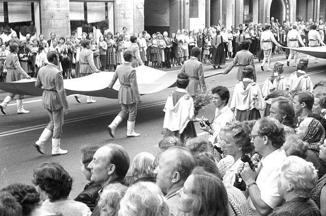 1985 год. Рига. Шествие фольклорных коллективов по улице Ленина (ныне улица Бривибас) (photo by vatsons_photo)