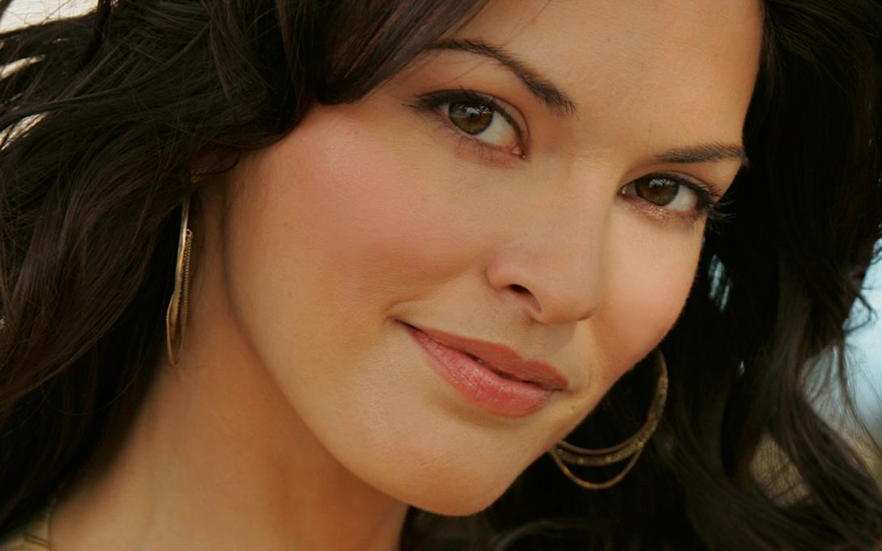 Most Desirable Celebrities: Alana De La Garza Biography
