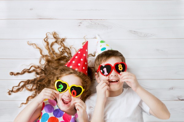 20+ WAYS TO CELEBRATE THE NEW YEAR WITH KIDS- great ideas! PIN! #newyearseveactivitiesforkids
