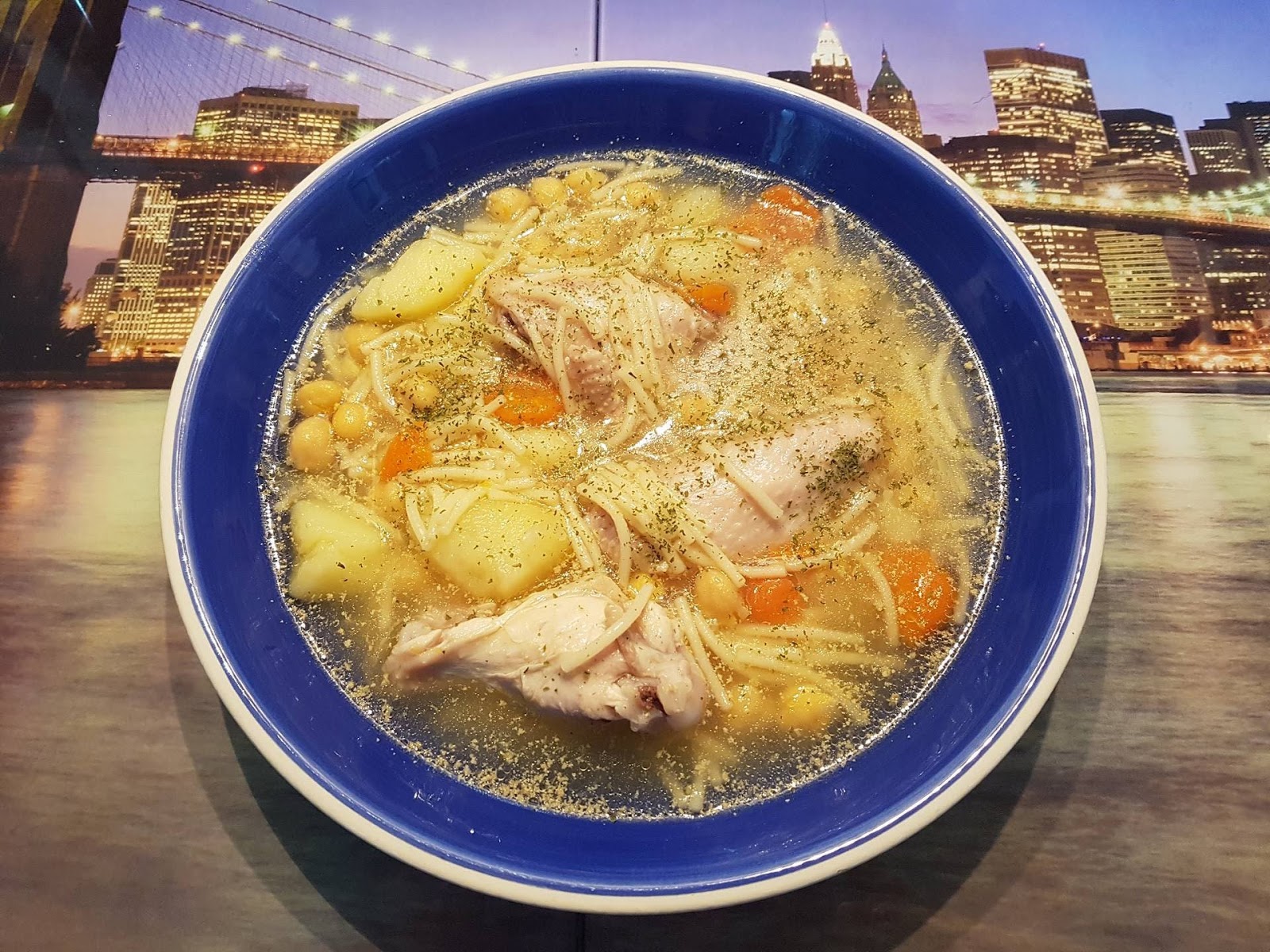 COCINA CON GABRIEL SOPA EXPRESS DE POLLO CON FIDEOS Y GARBANZOS